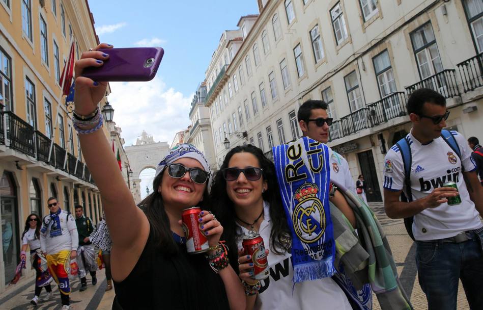 Anche per le vie di Lisbona  tempo di selfie. Epa 
